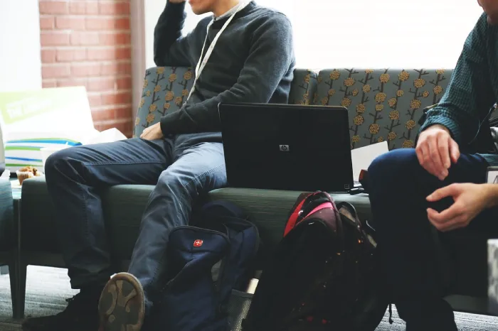 estudiantes sentados en el sofá